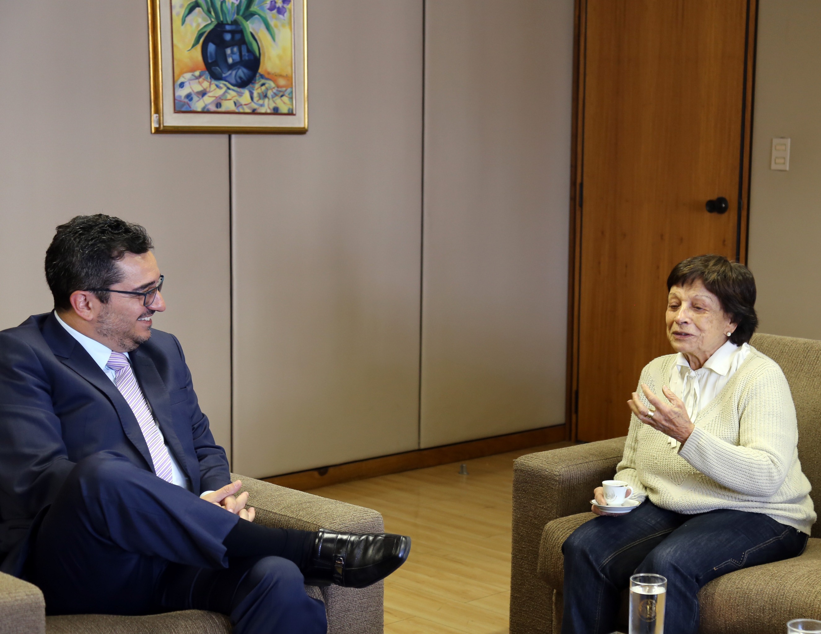O presidente Cláudio Terrão recebeu a artista Yara Tupinambá (Foto: Thiago Rios)